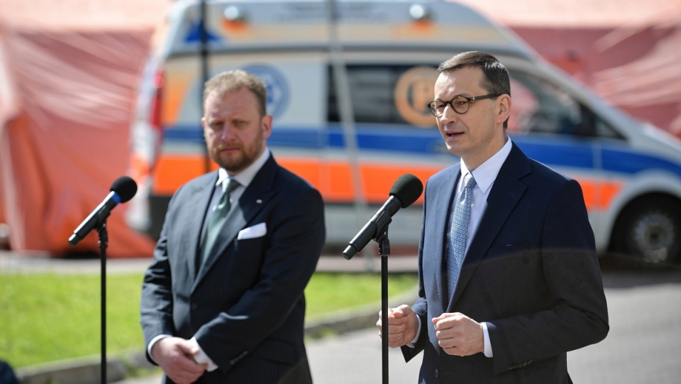 Premier Mateusz Morawiecki i minister zdrowia Łukasz Szumowski podczas wspólnej konferencji prasowej przed szpitalem MSWiA w Warszawie/fot. Marcin Obara, PAP