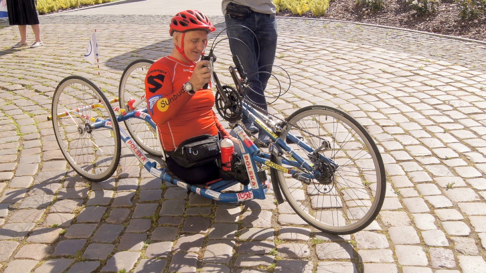 Krzysztof Jarzębski, niepełnosprawny cyklista, przemierza Polskę. Cel jest szczytny, pomoc chorym dzieciom./fot. Henryk Żyłkowski