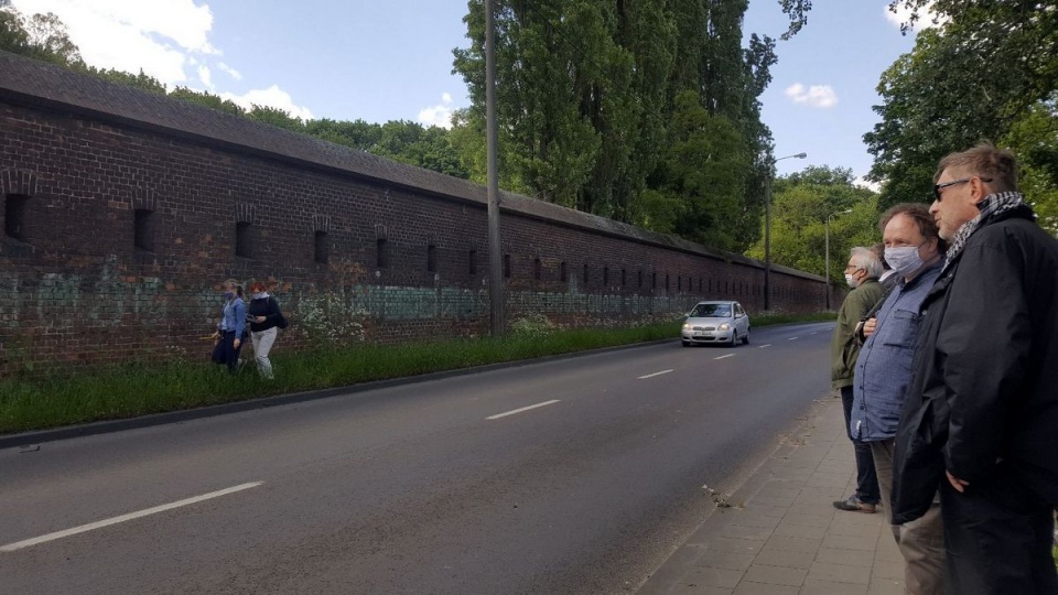 Wizja lokalna przy solidarnościowym napisie na murze zakładu mleczarskiego./fot. Katarzyna Prętkowska
