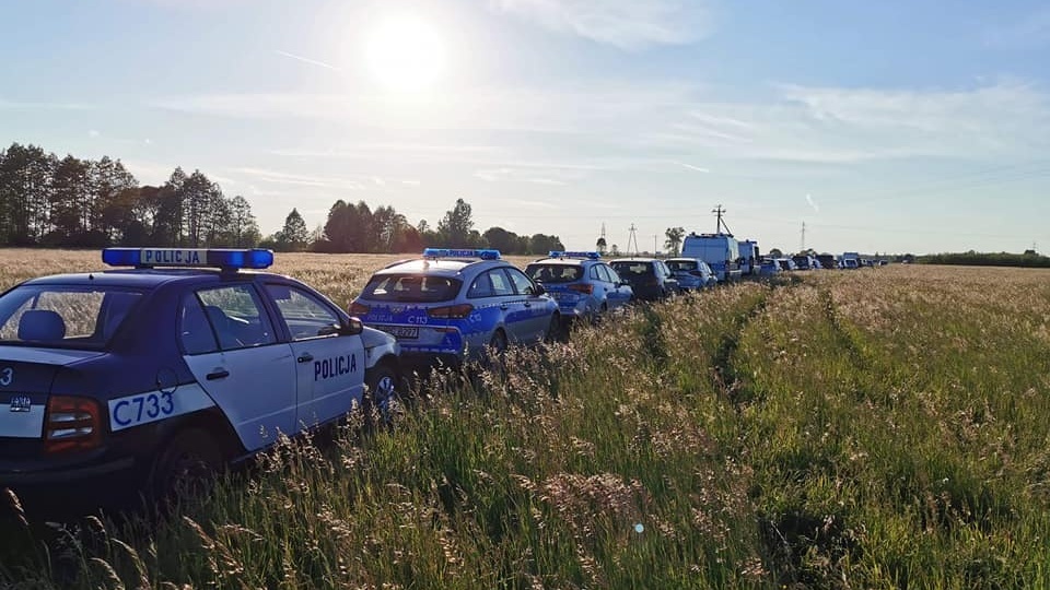 Policja przeszukuje lasy i łąki w okolicach Olimpina/fot. Bydgoszcz 998