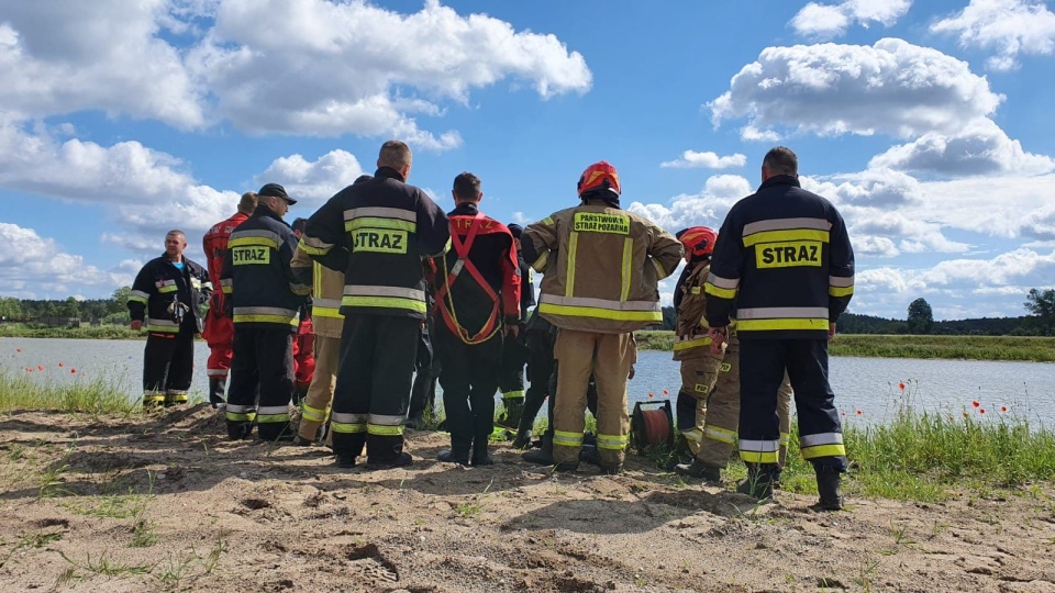 Zwłoki w jednym ze zbiorników w Olimpinie. Czy to ciało szesnastoletniego Piotra z Ciela? Ustala to policja. Fot. Bydgoszcz998