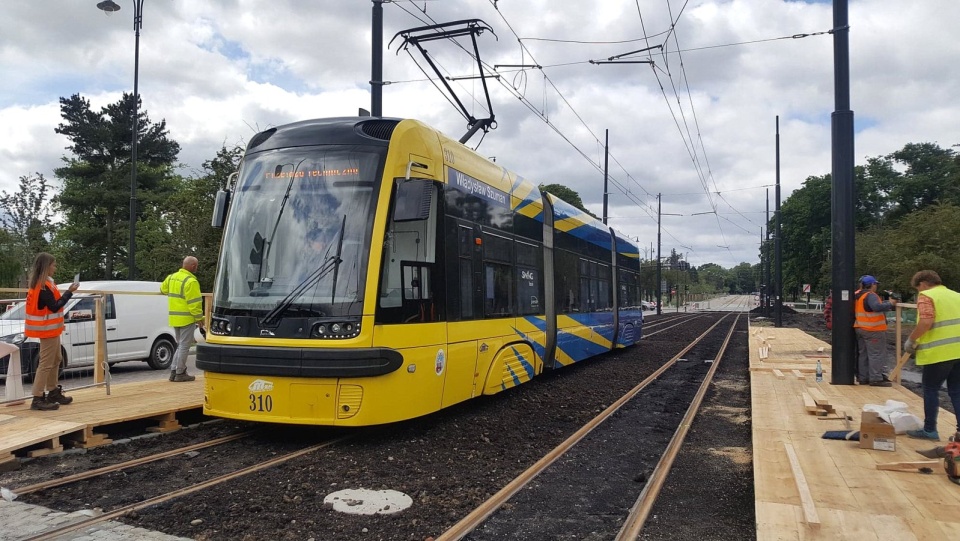 We wtorek wyremontowany odcinek linii tramwajowej od Wałów gen. Sikorskiego do ul Bydgoskiej testowały ekipy techniczne.. Fot. Katarzyna Prętkowska