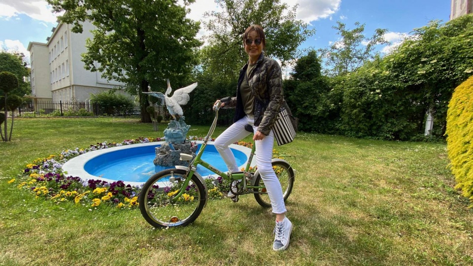 Daria Kosmala, dziennikarka Polskiego Radia PiK, prezentuje swój nowy-stary nabytek, rower Wigry 3. Fot. Tomasz Kaźmierski