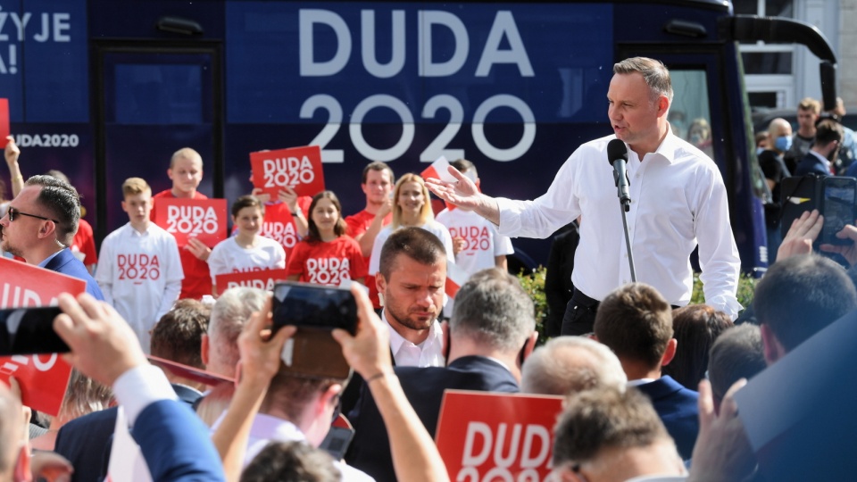 Prezydent RP Andrzej Duda podczas spotkania z mieszkańcami na rynku w Solcu Kujawskim. Fot. PAP/Tytus Żmijewski