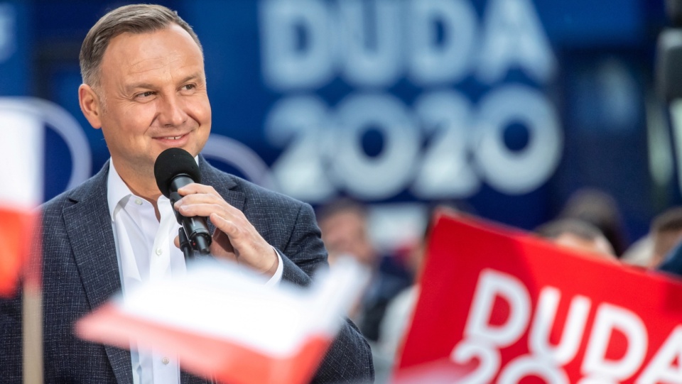 Prezydent RP Andrzej Duda podczas spotkania z mieszkańcami w parku przy Domu Seniora w Lubieniu Kujawskim. Fot. PAP/Tytus Żmijewski