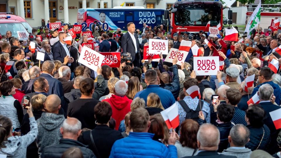 Prezydent RP Andrzej Duda podczas spotkania z mieszkańcami na rynku w Solcu Kujawskim. Fot. PAP/Tytus Żmijewski