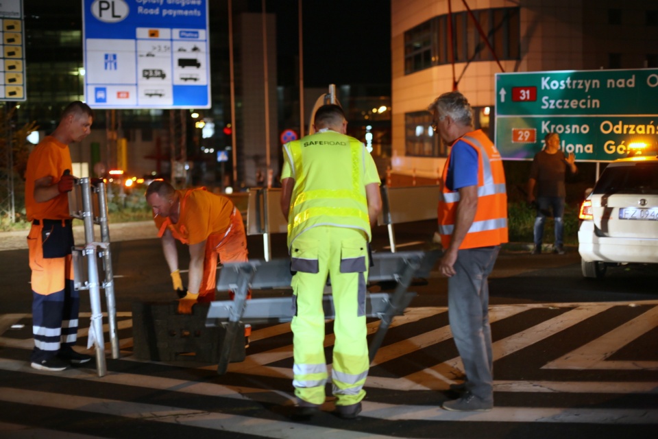 Ponowne otwarcie granicy z Niemcami w Słubicach w nocy z 12 na 13 czerwca. Nie obowiązują już kontrole sanitarne ani obowiązek kwarantanny. Fot. PAP/Lech Muszyński