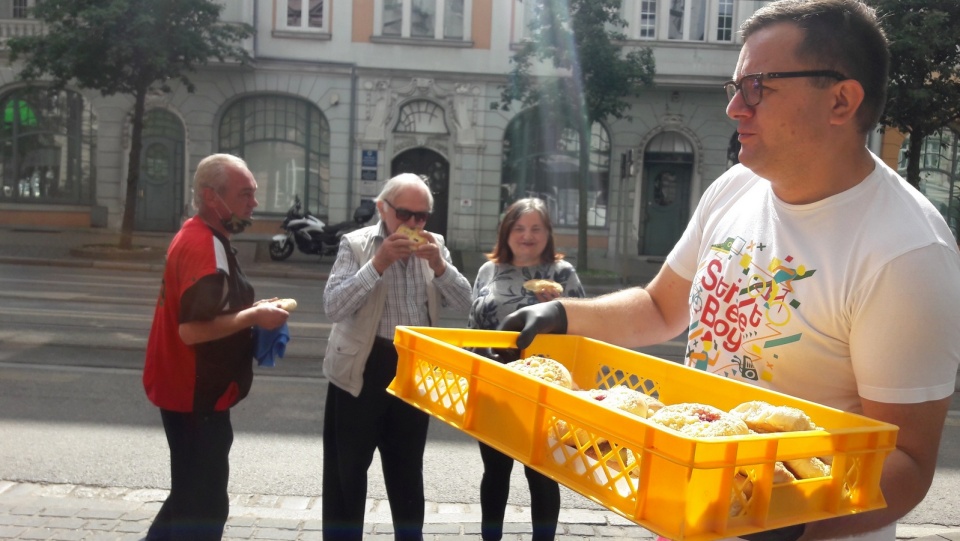 Z okazji 3. urodzin „Wspólnej spiżarnii” rozdawane były drożdżówki. Fot. Elżbieta Rupniewska