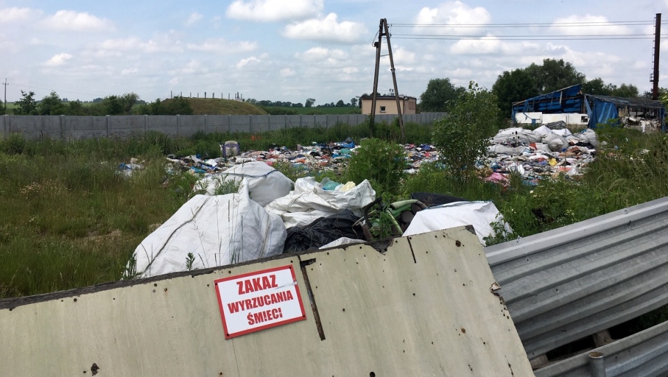 300 ton odpadów leży w Wojnowie od około 8 lat. I może poleżeć 2 kolejne.../fot. Elżbieta Rupniewska