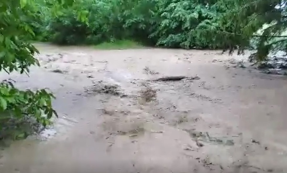 Droga w Topolnie koło Świecia zamieniła się w rwącą rzekę/fot. nadesłane