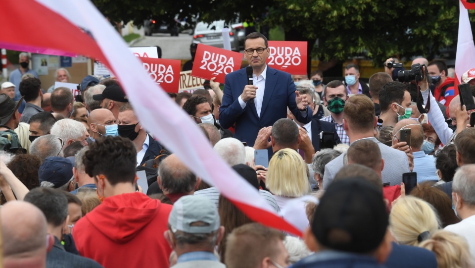 Premier Mateusz Morawiecki podczas spotkania otwartego na Rynku w Starym Fordonie w Bydgoszczy. Fot. PAP/Tytus Żmijewski