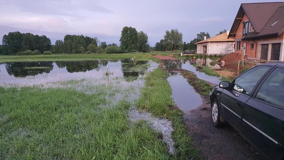 Nawałnica spowodowała sporo szkód, miejscowe podtopienia, zalanie łąk, terenów mieszkalnych, wystąpienie górnego kanału wody. Fot. Adam Gajewski