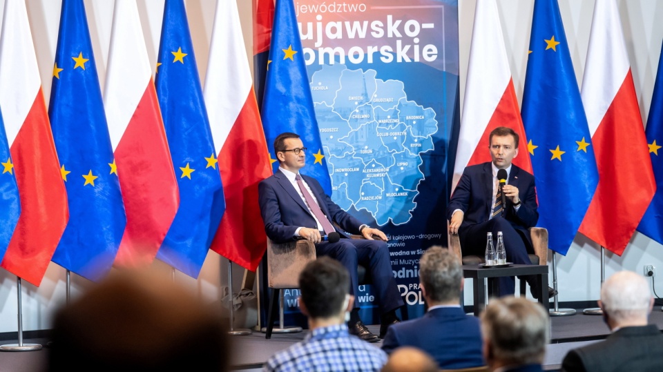 Premier Mateusz Morawiecki oraz minister - członek Rady Ministrów Łukasz Schreiber podczas spotkania z przedsiębiorcami w Urzędzie Wojewódzkim w Bydgoszczy. Fot. PAP/Tytus Żmijewski