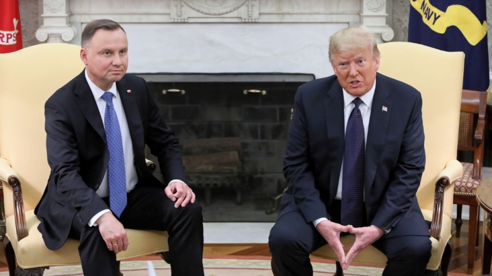 Prezydent Andrzej Duda (L) oraz prezydent Stanów Zjednoczonych Donald Trump (P) podczas rozmowy w Gabinecie Owalnym Białego Domu/fot. Leszek Szymański, PAP