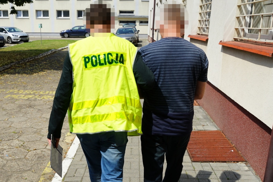 Zatrzymanie osób podejrzanych o oszustwo w jednostce wojskowej w Grudziądzu./fot. KWP Bydgoszcz