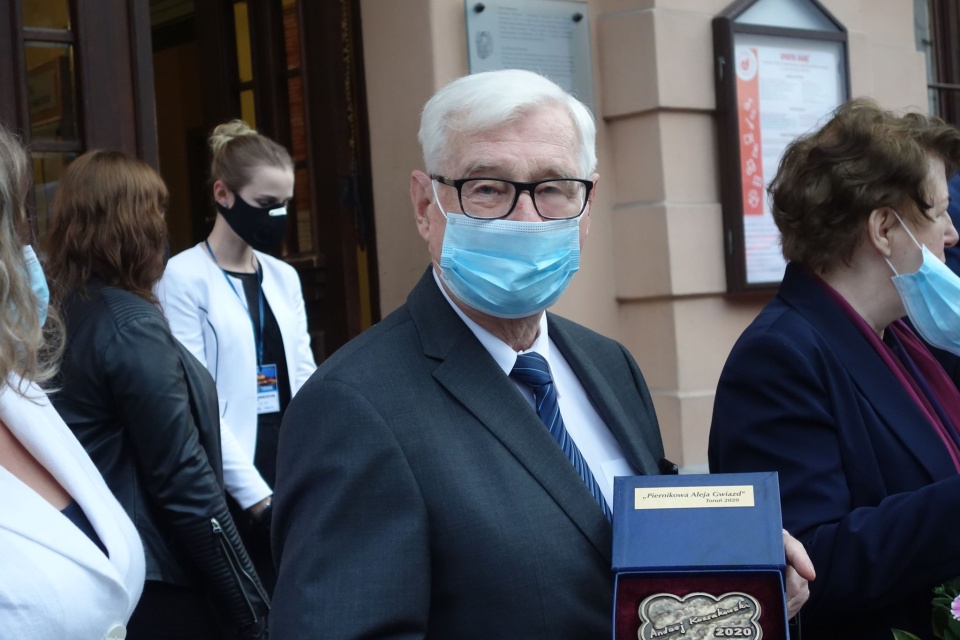 Prof. Andrzej Kossakowski odsłonił swoją Katarzynkę w Piernikowej Alei Gwiazd./fot. Michał Zaręba