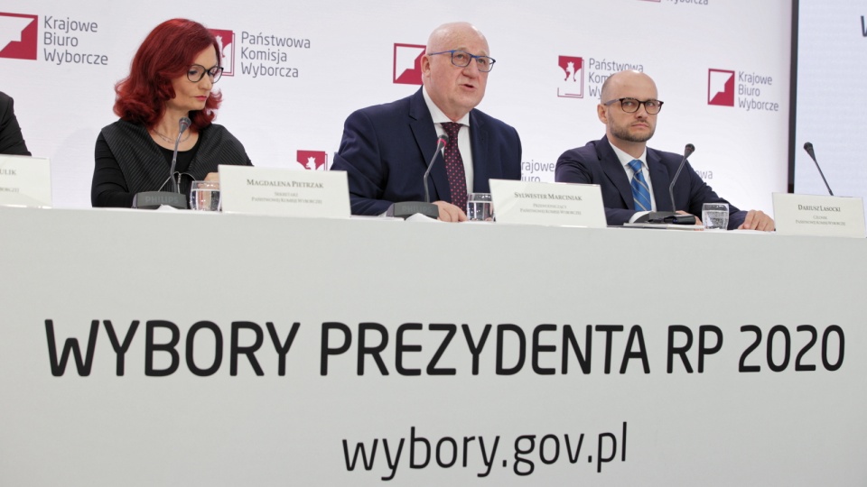 Przewodniczący Państwowej Komisji Wyborczej Sylwester Marciniak (w środku), członek PKW Dariusz Lasocki oraz szefowa Krajowego Biura Wyborczego Magdalena Pietrzak podczas konferencji prasowej PKW w Warszawie. Fot. PAP/Mateusz Marek