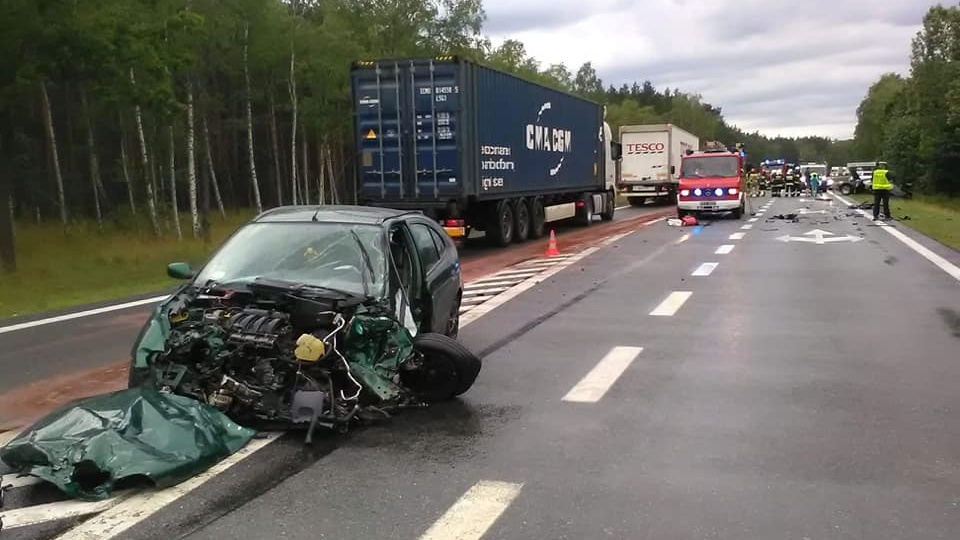 W środę na 284 kilometrze DK10 (pomiędzy Solcem Kujawskim i Przyłubiem) doszło do groźnego wypadku trzech samochodów osobowych. Fot. Krystian Andruszczenko Pomoc Drogowa 24H