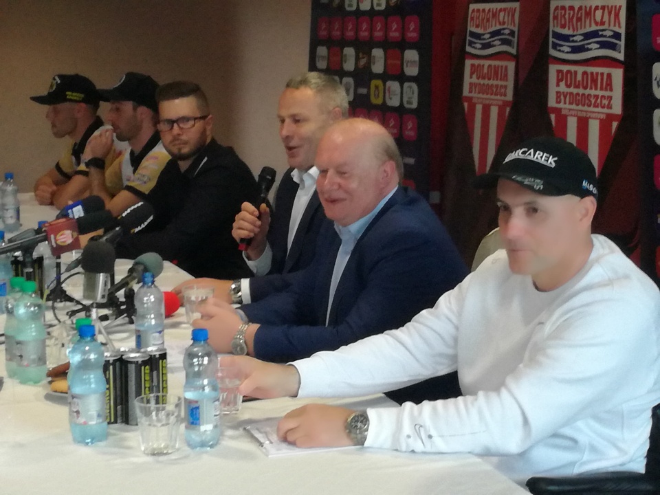 Na konferencji prasowej z prawej: Tomasz Gollob, Jerzy Kanclerz, Rafał Bruski, Karol Lejman, David Bellego i Kai Huckenbeck.