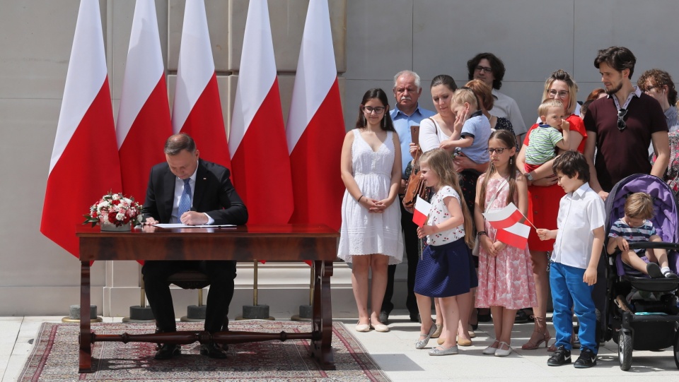 Prezydent Rzeczypospolitej Polskiej Andrzej Duda podczas podpisania projektu zmiany Konstytucji RP w Pałacu Prezydenckim w Warszawie. Fot. PAP/Paweł Supernak