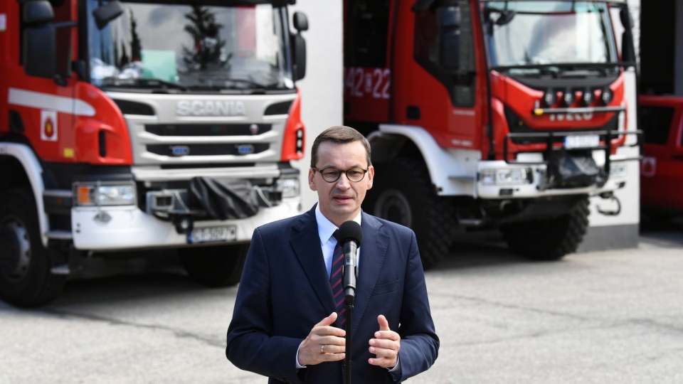 Premier Mateusz Morawiecki podczas spotkania ze strażakami w Jednostce Ratowniczo- Gaśniczej w Grudziądzu. Fot. PAP/Tytus Żmijewski