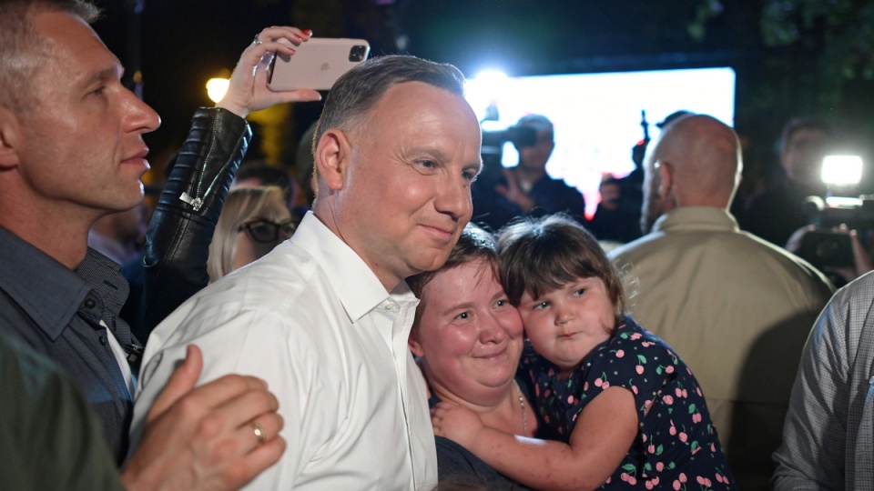 Ubiegający się o reelekcję prezydent RP Andrzej Duda podczas spotkania z mieszkańcami w Końskich/fot. Marcin Obara, PAP