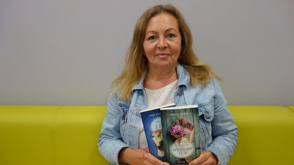 Anna Karpińska prezentuje swoje książki z serii „Pamiętaj o mnie”. Fot. Iwona Muszytowska-Rzeszotek