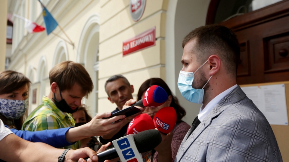 Oskarżony Sebastian Kościelnik podczas briefingu prasowego przed Sądem Rejonowy w Oświęcimiu/fot. PAP