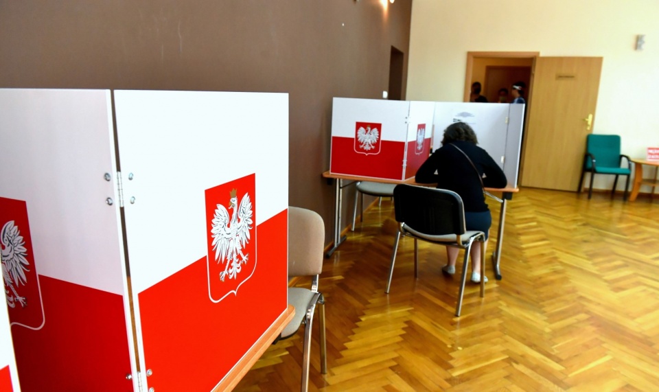 Wybory prezydenckie 2020 - II tura. Turyści wypoczywający nad morzem głosują w Rewalu/fot. Marcin Bielecki, PAP
