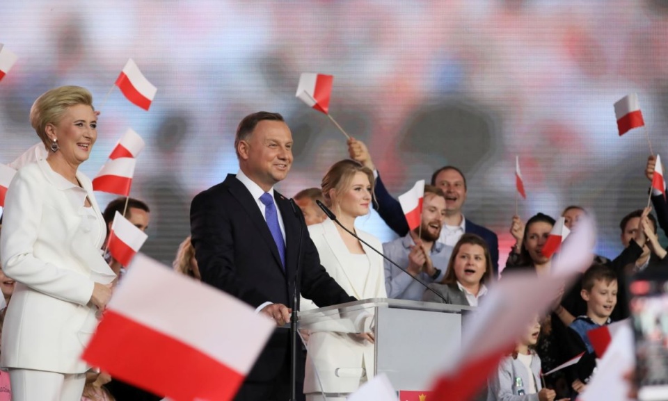 Ubiegający się o reelekcję prezydent Andrzej Duda wraz z małżonką Agatą Kornhauser-Dudą i córką Kingą podczas wieczoru wyborczego w Pułtusku/fot. Leszek Szymański, PAP