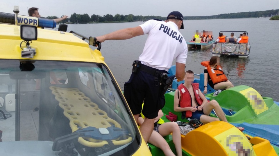 Badanie alkomatem wykazało, że młodzi ludzie mają od 0,6 do 1,5 promila alkoholu w organizmie/fot. materiały policji