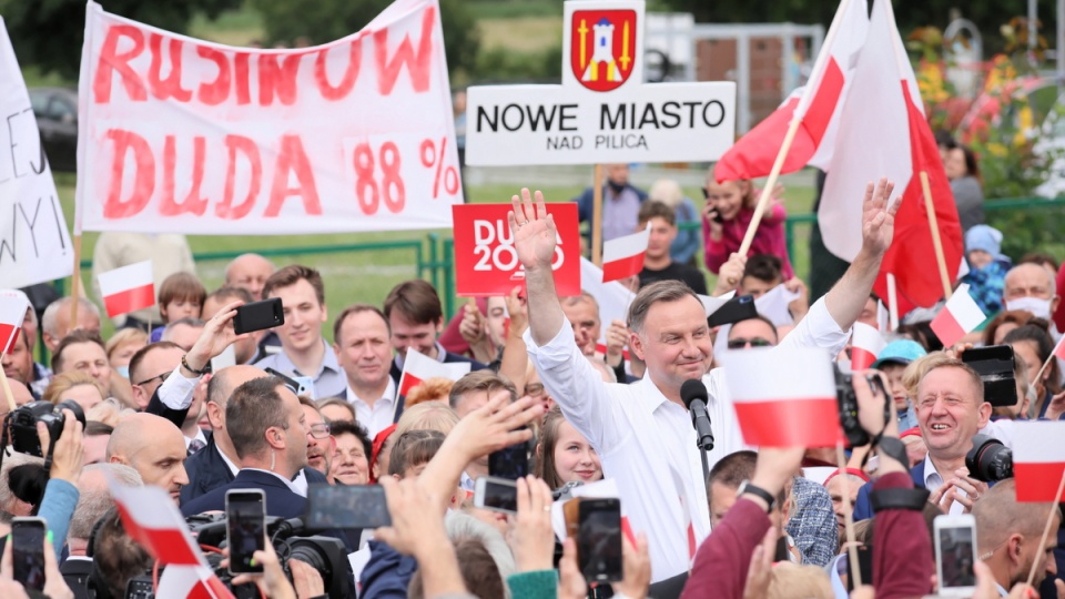 Wybrany na II kadencję prezydent RP Andrzej Duda podczas spotkania z mieszkańcami na parkingu przed urzędem gminy w miejscowości Odrzywół (woj. mazowieckie)/fot. Leszek Szymański, PAP