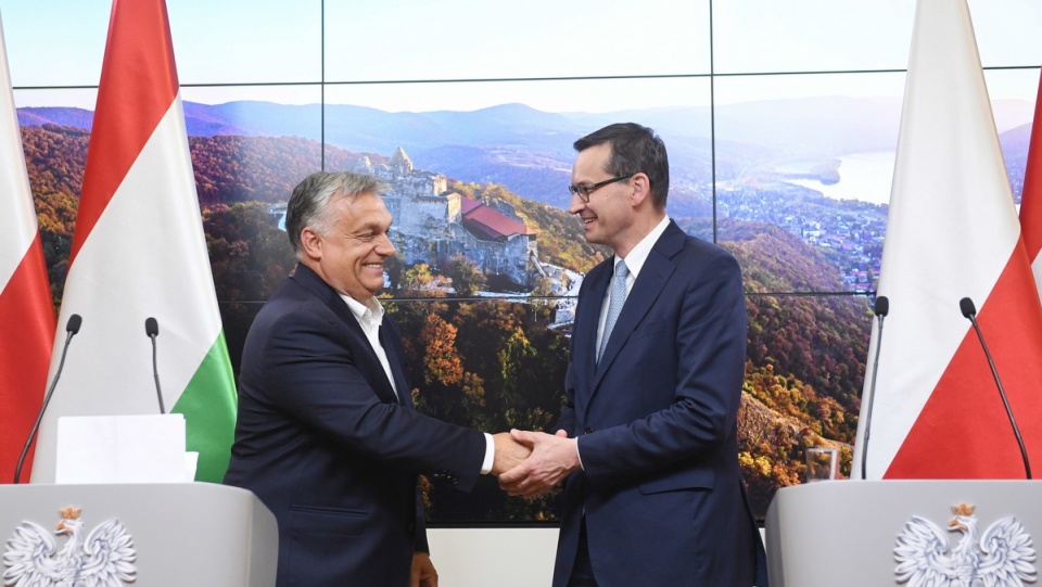 Premier RP Mateusz Morawiecki i premier Węgier Viktor Orban podczas konferencji prasowej w Brukseli po czwartym dniu szczytu UE/fot. Radek Pietruszka, PAP