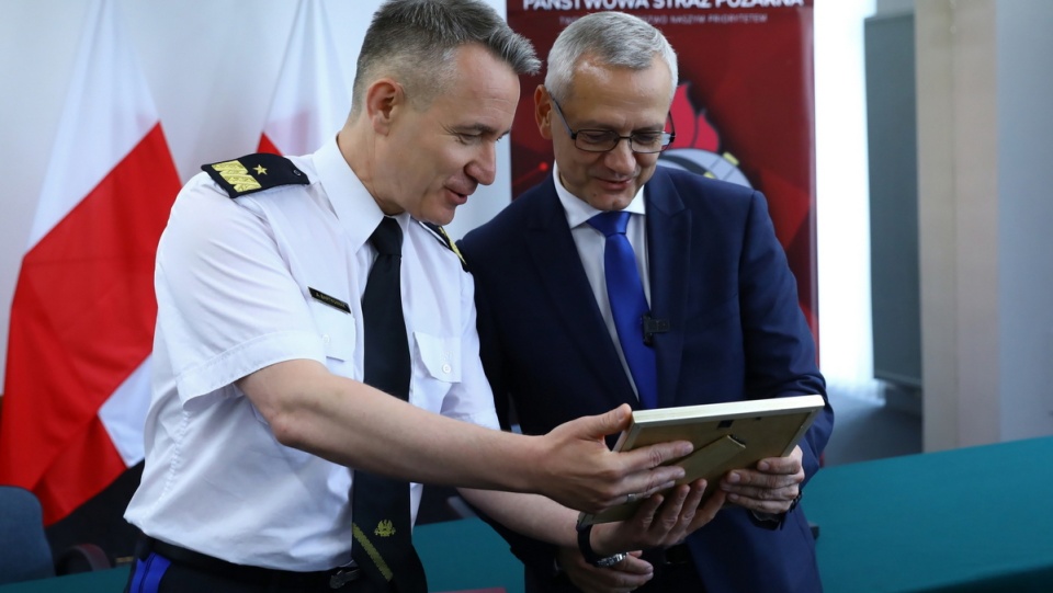 Minister cyfryzacji Marek Zagórski i Komendant Główny PSP nadbryg. Andrzej Bartkowiak podczas konferencji prasowej „Straż pożarna na GOV.pl – kolejne ułatwienia dla obywateli"/fot. Rafał Guz, PAP