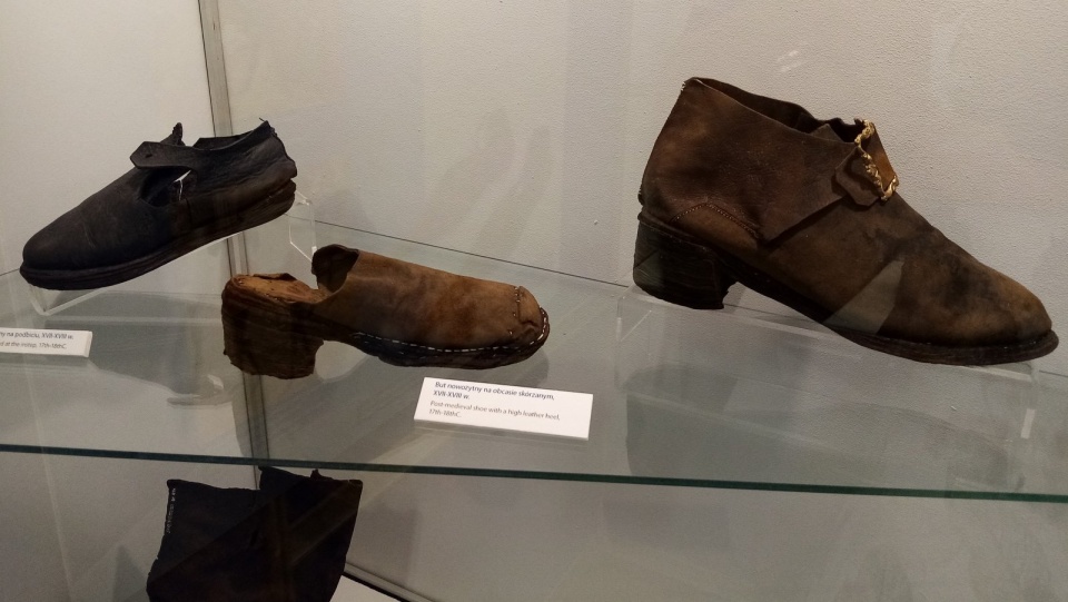 W jakich butach chodzono 800, 500 i 200 lat temu zobaczyć można się na wystawie „Każdy krok zostawia ślad” w Biskupinie. Fot. Tomasz Gronet