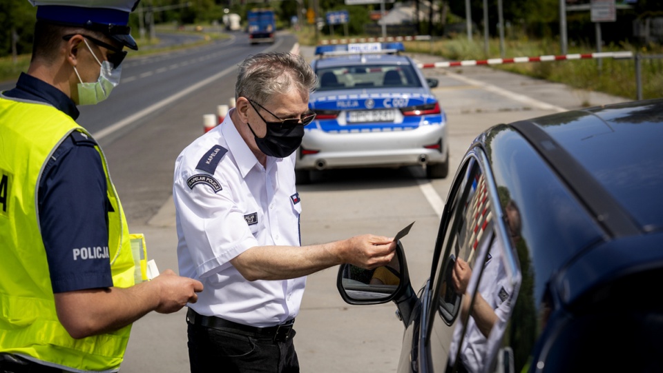 Już 24 lipca kierowcy otrzymywali z rąk Kapelana Kujawsko-Pomorskiej Policji obrazki z wizerunkiem ich patrona. Fot. kujawsko-pomorska.policja.gov.pl