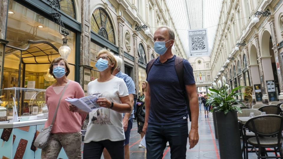 Zakrywanie ust i nosa wymagane jest najczęściej w sklepach i transporcie zbiorowym. Fot. PAP/EPA