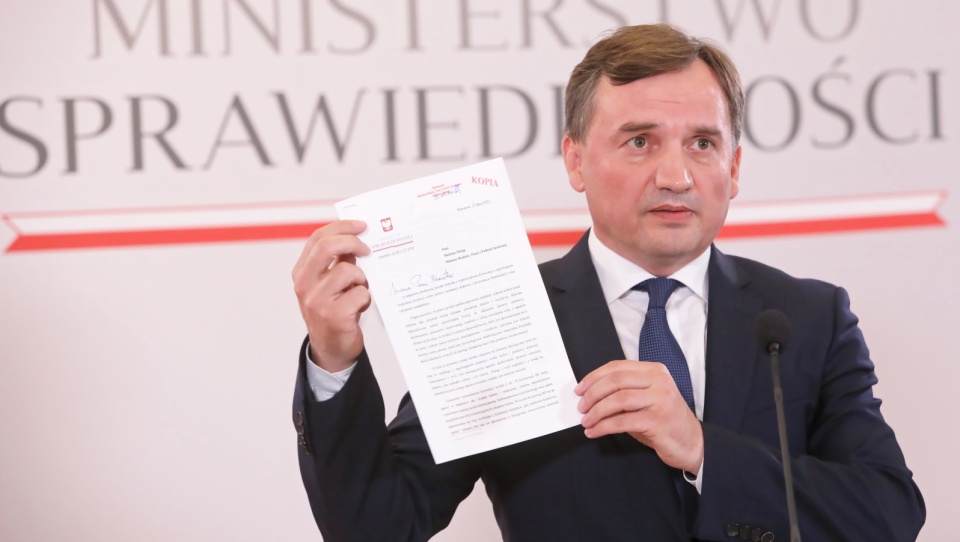 Minister sprawiedliwości Zbigniew Ziobro w siedzibie resortu w Warszawie na konferencji prasowej nt. wniosku o wypowiedzenie konwencji stambulskiej. Fot. PAP/Wojciech Olkuśnik