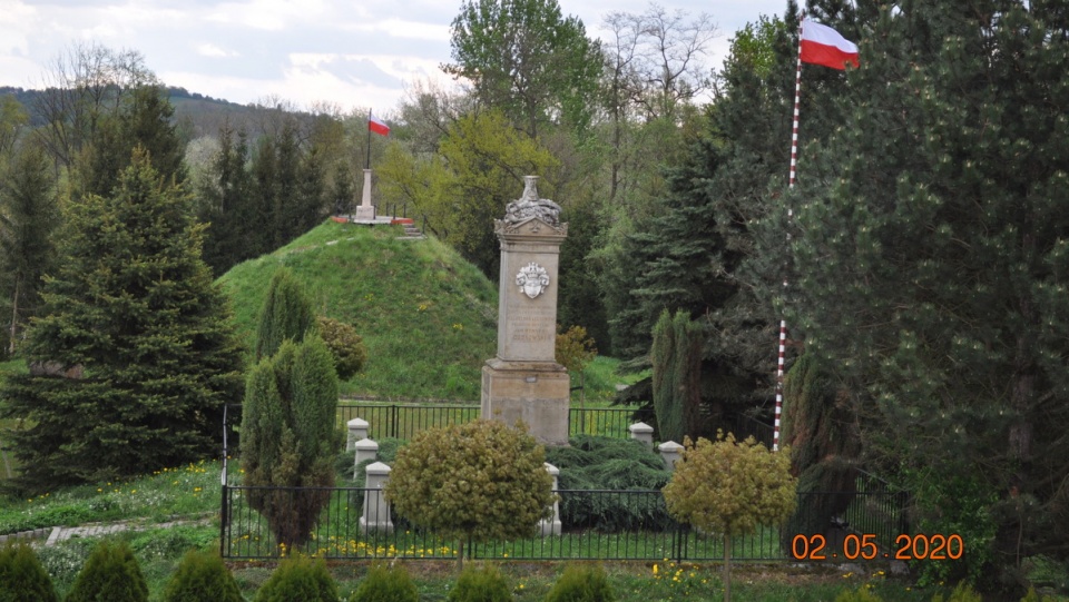 Pomnik z 1872 r. w Pierzchowcu upamiętniający urodzenie się w tej wsi dnia 2 sierpnia 1755 r. gen. dyw. J. H. Dąbrowskiego – w tle widać kopiec usypany w 1997 r. na cześć gen. J. H. Dąbrowskiego/fot. Maria Jelonek-Bankowicz z Pierzchowca