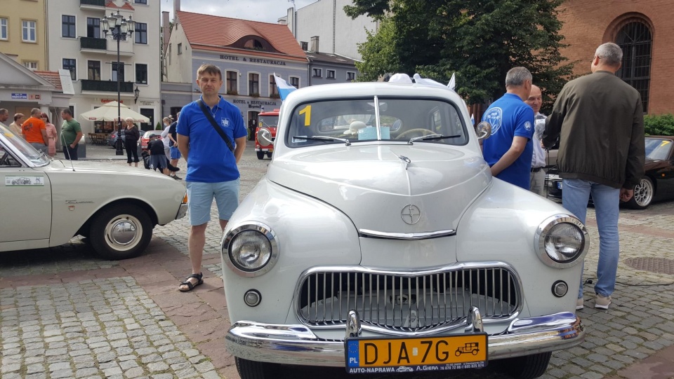 Zabytkowe pojazdy na Rynku Nowomiejskim w Toruniu. Katarzyna Prętkowska