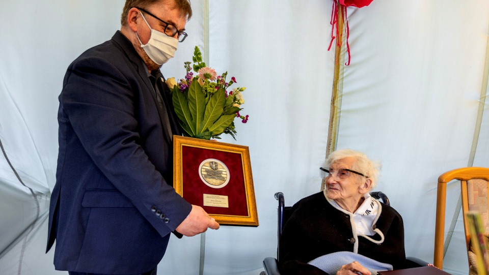 W imieniu marszałka Piotra Całbeckiego, medal wręczył nestorce radny województwa Jacek Gajewski. Fot. Szymon Zdziebło tarantoga.pl dla UMWKP