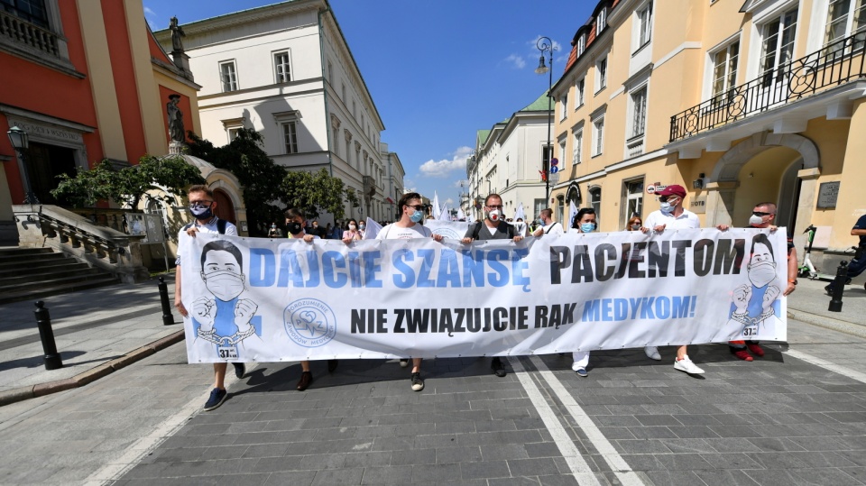 Manifestacja pracowników całego środowiska medycznego. Fot PAP/Piotr Nowak