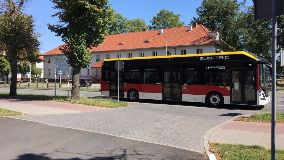 Radni powiatu inowrocławskiego bronią zwyczajowego wyjazdu z parkingu, który znajduje się przed budynkiem ratusza i starostwa w Inowrocławiu. Fot. Elżbieta Rupniewska