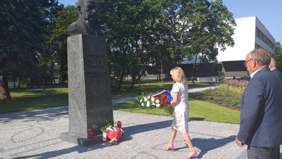 Złożenie kwiatów pod pomnikiem Wincentego Witosa. Fot. Jolanta Fischer