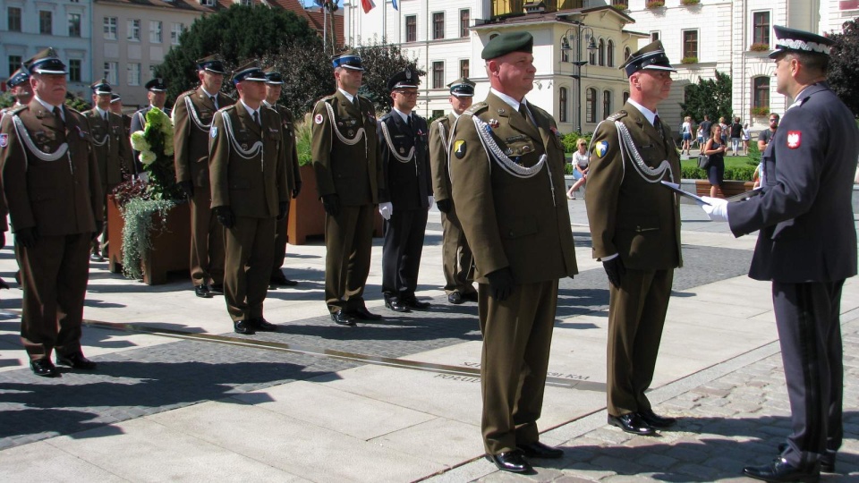 W uroczystościach na bydgoskim Starym Rynku uczestniczyli m.in. żołnierze i przedstawiciele władz samorządowych. Fot. Tatiana Adonis