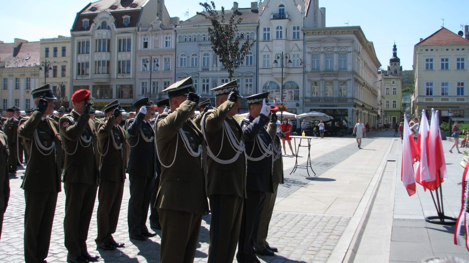 W uroczystościach na bydgoskim Starym Rynku uczestniczyli m.in. żołnierze i przedstawiciele władz samorządowych. Fot. Tatiana Adonis