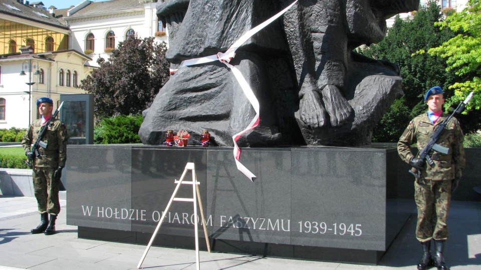 W uroczystościach na bydgoskim Starym Rynku uczestniczyli m.in. żołnierze i przedstawiciele władz samorządowych. Fot. Tatiana Adonis