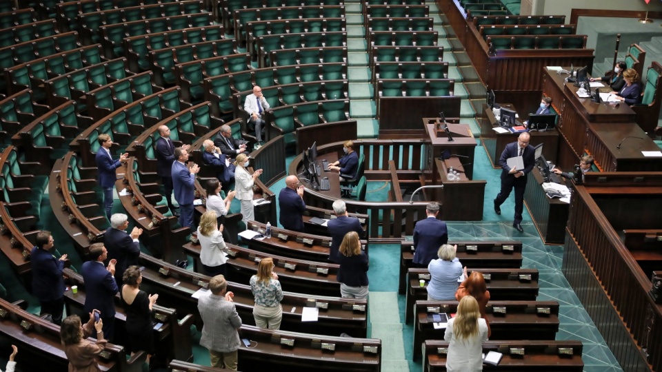 Kluby opozycyjnie w Sejmie podzieliły się partyjnie w głosowaniu nad ustawą, wprowadzającą podwyżki dla parlamentarzystów. Fot. PAP/Leszek Szymański