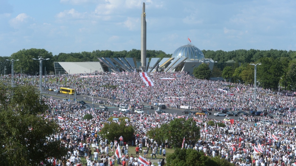 Na Placu Niepodległości w centrum Mińska trwa w niedzielę wielki wiec zwolenników przemian na Białorusi. Fot. PAP/EPA