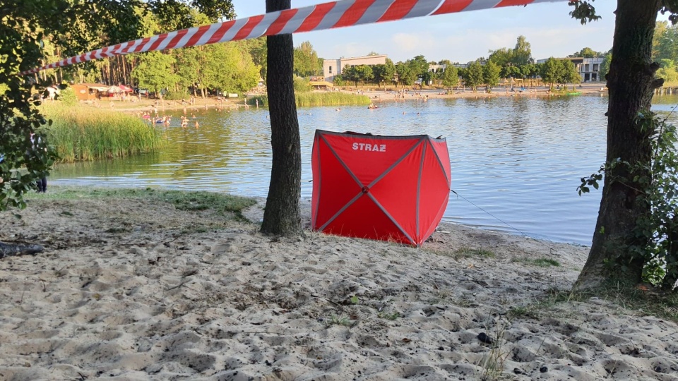 Tragedia nad jeziorem Jezuickim w Pieckach. W trakcie pływania na materacu mężczyzna zniknął pod wodą. Fot. Bydgoszcz 998